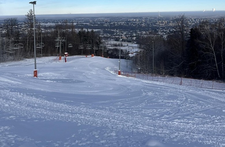 180 tysięcy przejazdów kolejką na Dębowiec. Warunki na stoku nadal bardzo dobre