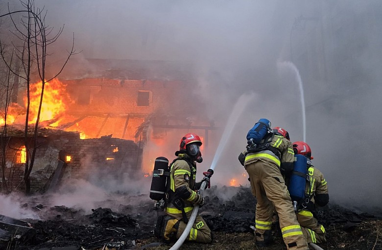 Pożar opuszczonego młyna w Bielsku-Białej. Osiem zastępów straży w akcji 