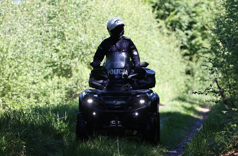 Policjanci na quadach monitorują drogi przecinające lasy