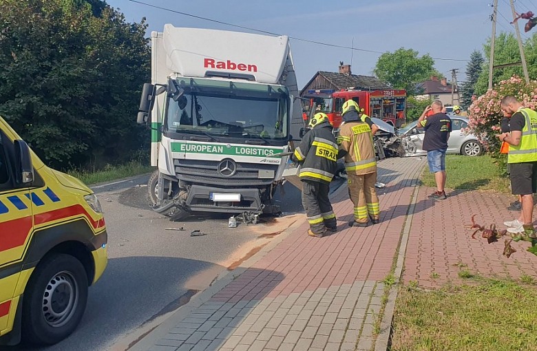 Zderzenie ciężarówki z osobówką w Starej Wsi. Kierowca trafił do szpitala