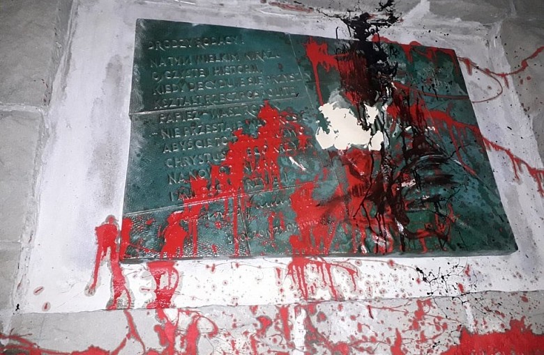 Policjanci zatrzymali sprawcę profanacji Krzyża Trzeciego Tysiąclecia na Trzech Lipkach