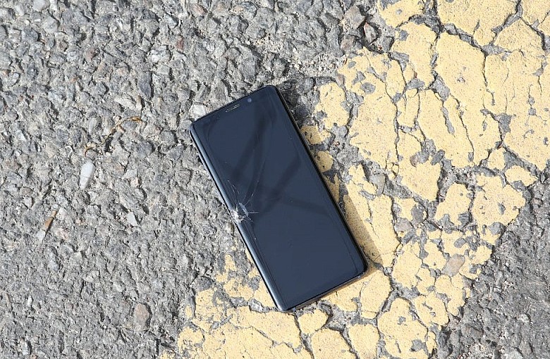 Uszkodzony smartfon - kiedy warto zdecydować się na oryginalne części serwisowe?