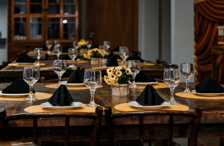 Nowoczesne trendy w wyposażeniu kuchni restauracyjnej - jak zorganizować pracę małej gastronomii