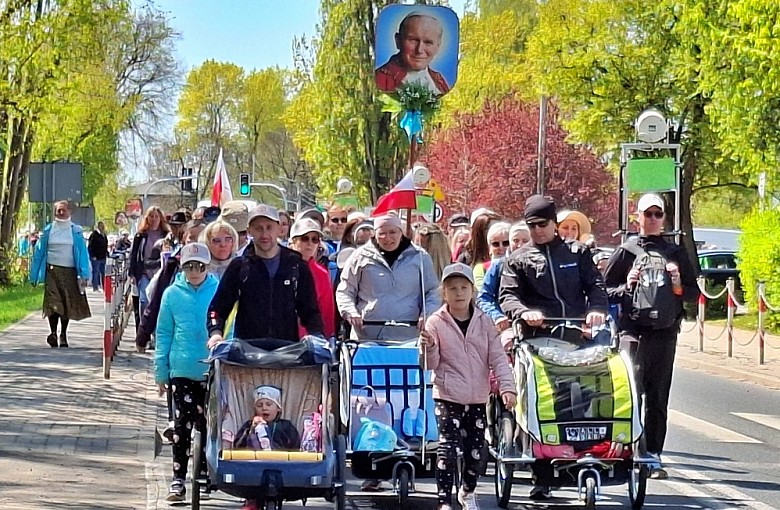 Ruszyła wielka pielgrzymka z Bielska-Białej – setki wiernych na trasie do Krakowa