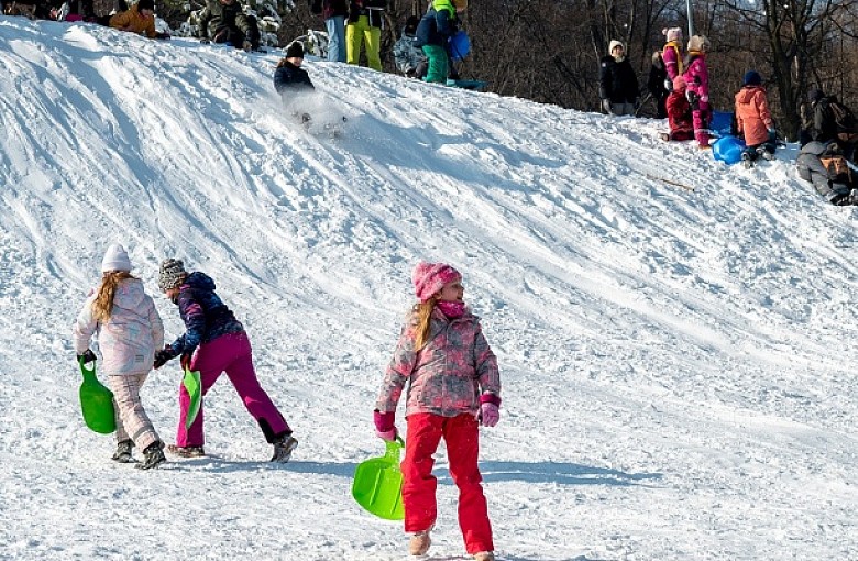 Zima na Dębowcu. Górka saneczkowa czeka na najmłodszych!
