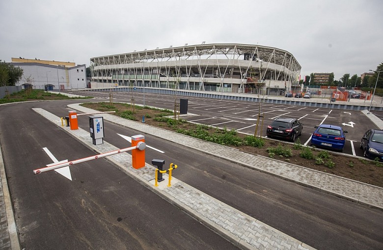 Parking przy stadionie. Nowa stawka za parkowanie