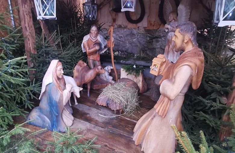 Niestety ktoś zabrał z szopki figurkę Jezuska