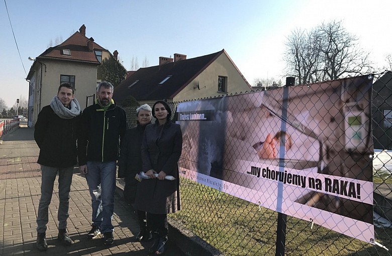 Antysmogowe banery pojawiły się na płotach