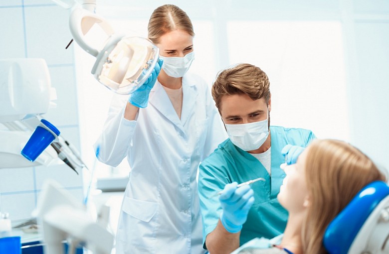 Zabiegi stomatologiczne bez bólu. Jakie rodzaje znieczulenia stosują dentyści w Krakowie?