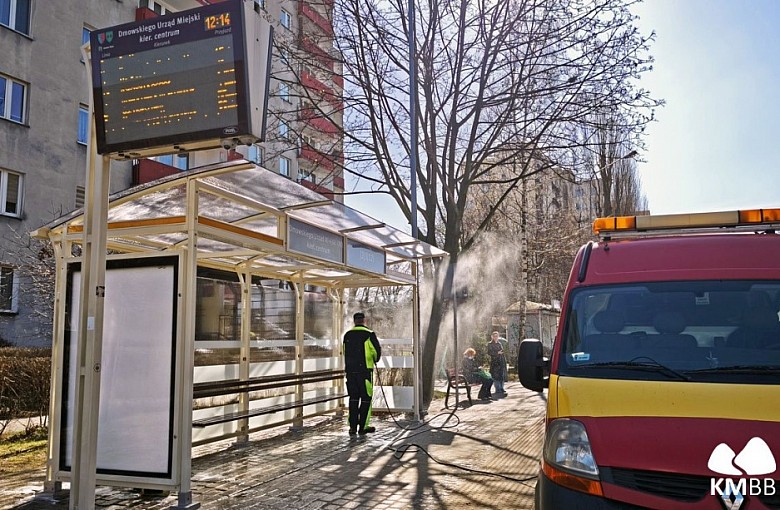 Bielsko-Biała sprząta przystanki po zimie. Trwa czyszczenie wiat i ławek