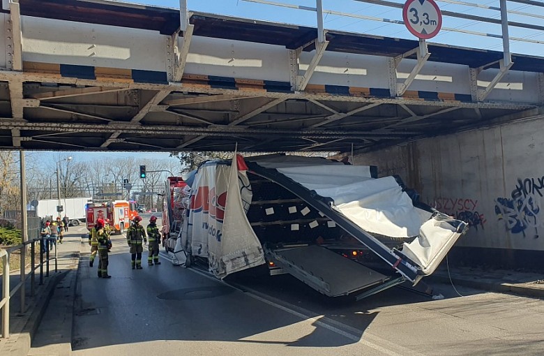 Samochód ciężarowy zaklinowała się pod wiaduktem. Na ratunek ruszyli Strażacy