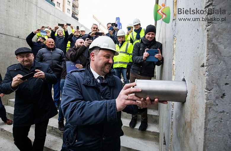 Wmurowano akt erekcyjny upamiętniający rozbudowę ul. Cieszyńskiej