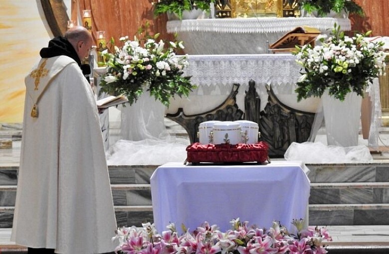 Pamięci dzieci utraconych. Pochowano 3 urny z popiołami dzieci nienarodzonych
