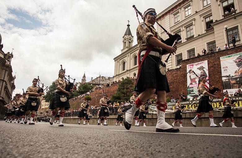Militarna parada w samo południe