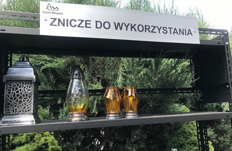 Regały na znicze