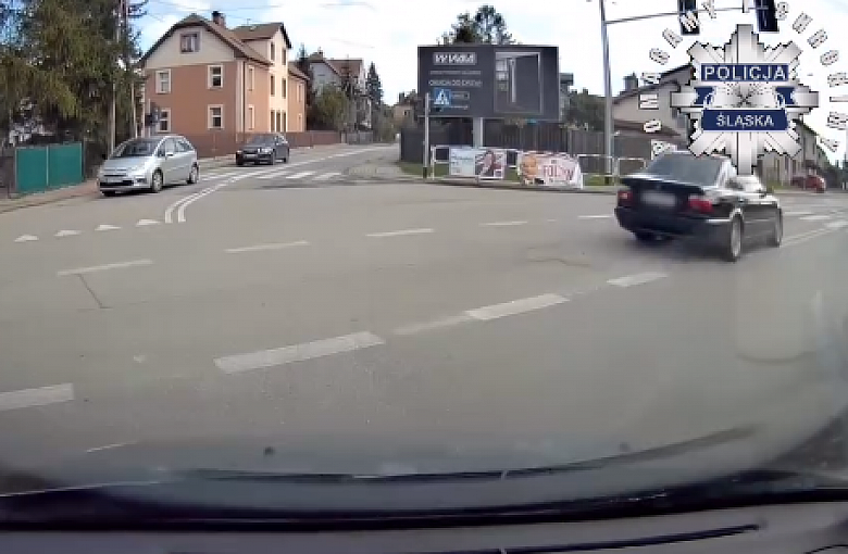 Bielskie Drogi. 21-letni kierowca bmw wjechał na skrzyżowanie na czerwonym świetle