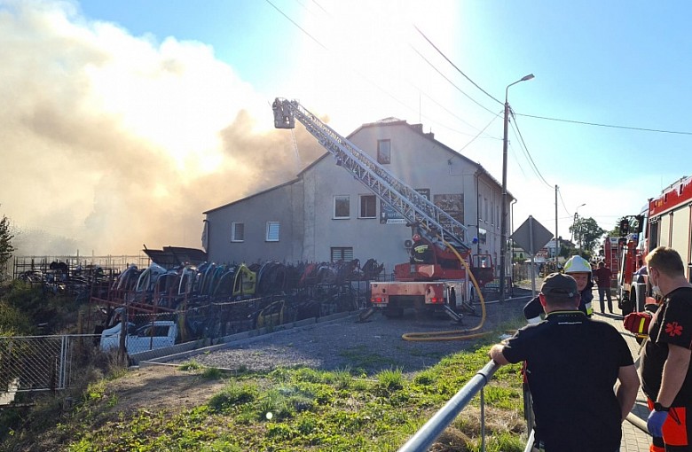 Pożar składu z częściami samochodowymi w Jasienicy