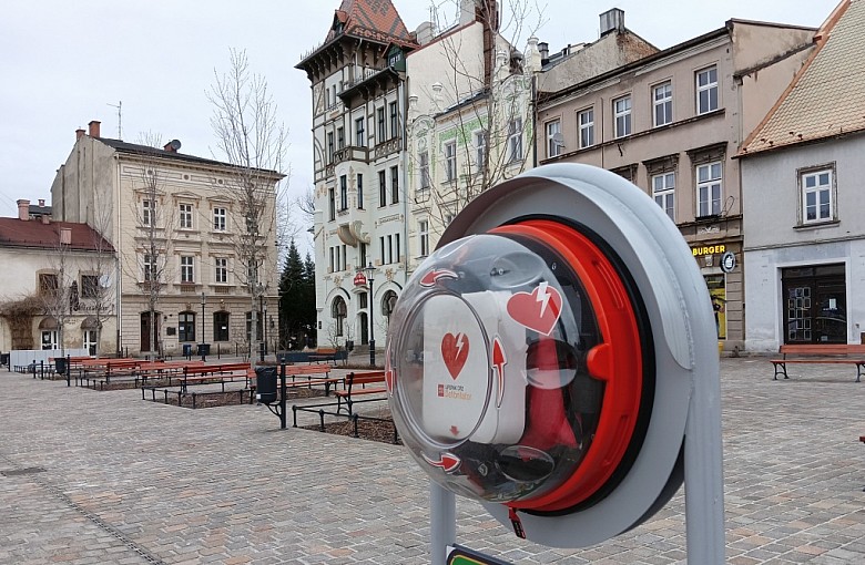 Defibrylator na placu Wojska Polskiego