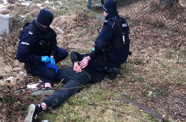 26-latek groził rodzinie ostrym narzędziem