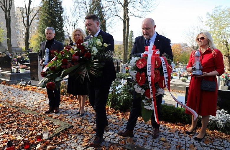 Kwiaty i znicze na grobach zasłużonych Polaków