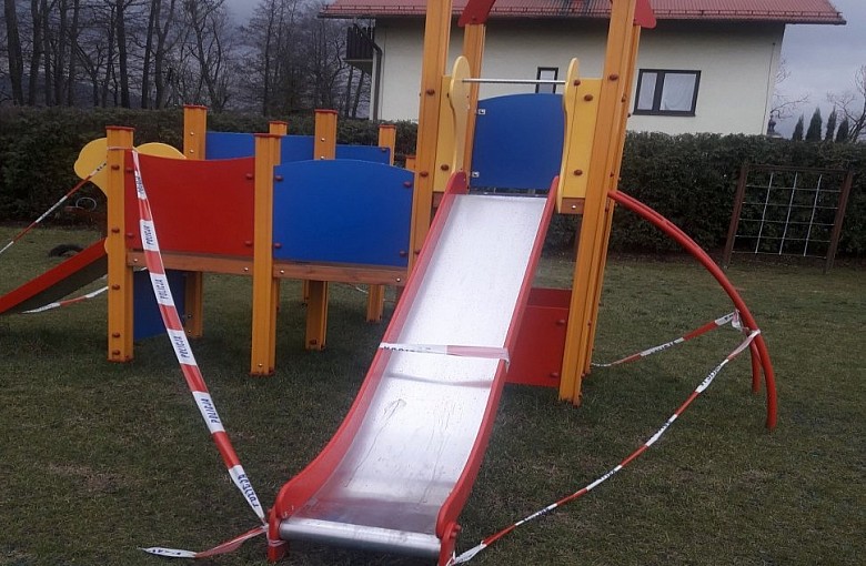 2-latek poparzony na placu zabaw. Policja szuka świadków
