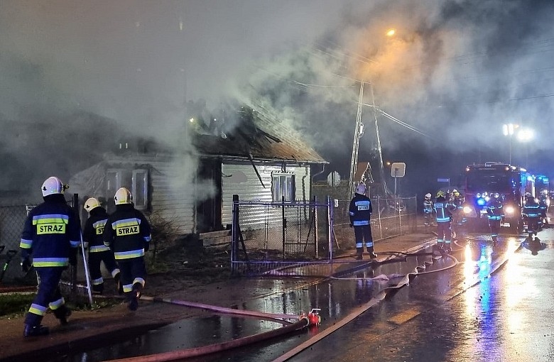 Nocy pożar budynku mieszkalnego. 10 zastępów Straży Pożarnej w akcji