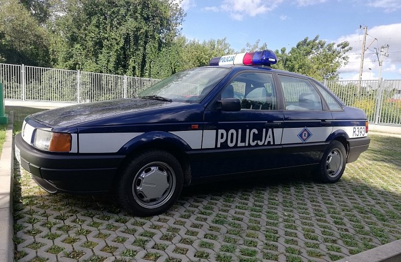 Fałszywi policjanci zatrzymani. Posiadali oznakowanie radiowozu typowe dla lat 90, mundury itd.