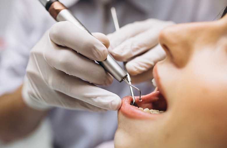 Zabiegi stomatologiczne bez bólu. Jakie rodzaje znieczulenia stosują dentyści w Krakowie?