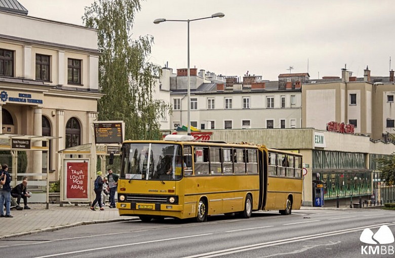Ikarus 280 na ulicach Bielska-Białej. Tłumy chętnych do podróży