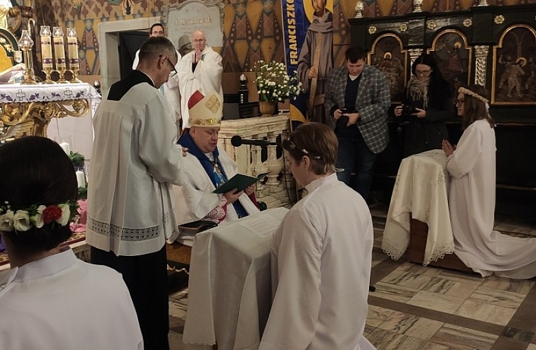 Bp Piotr Greger konsekrował trzy dziewice
