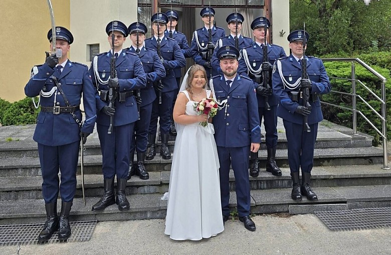 Wielki dzień Kamila i Kingi! Policyjna asysta honorowa na ślubie policjanta