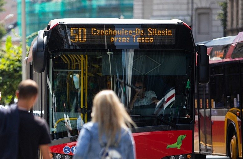 Dwa stanowiska autobusów