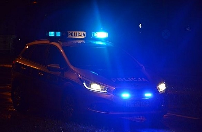 Nocna interwencja w Bielsku-Białej. 87-latka w piżamie trafiła do szpitala