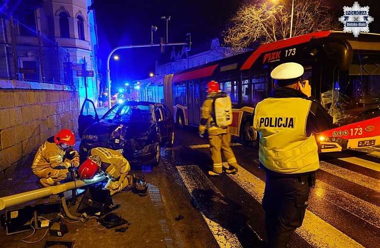 Groźne zderzenie autobusu z osobówką w Bielsku-Białej. Cudem bez ofiar