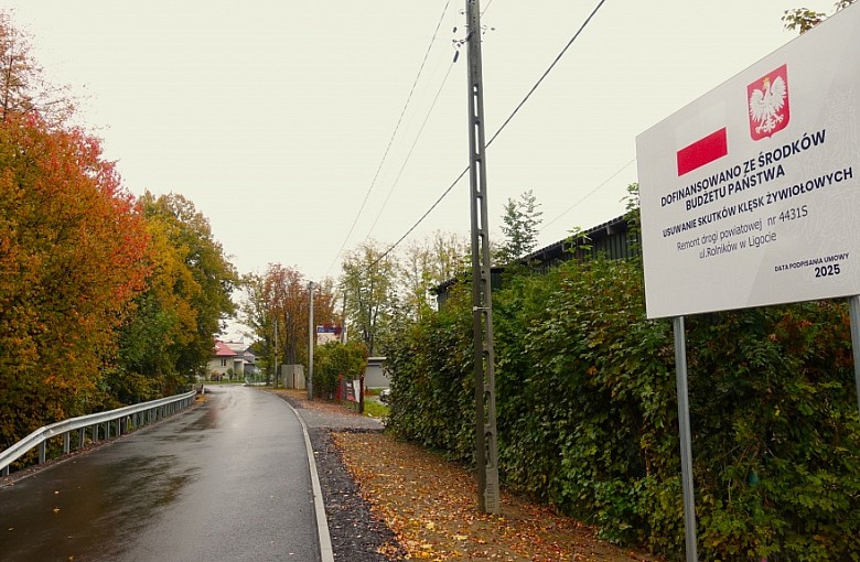 Naprawa drogi po zeszłorocznej powodzi w powiecie bielskim