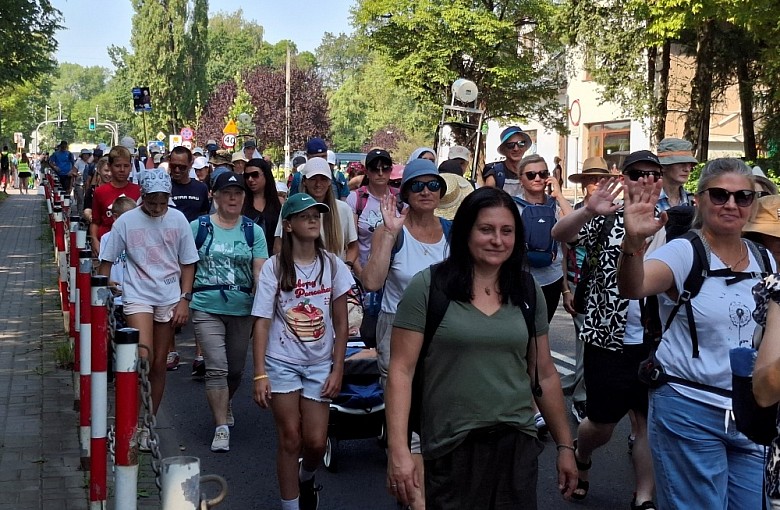 Z Bielska-Białej na Jasną Górę. Cztery grupy pielgrzymów rozpoczęły wędrówkę