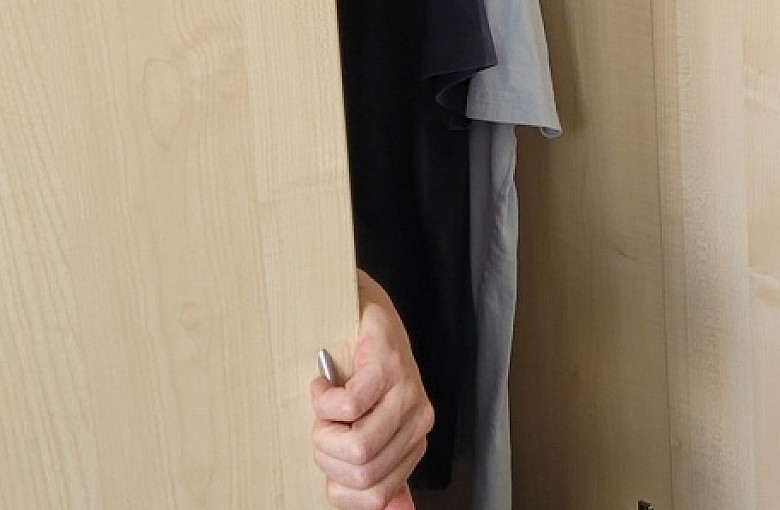 Poszukiwany mężczyzna na podstawie trzech listów gończych ukrywał się w szafie