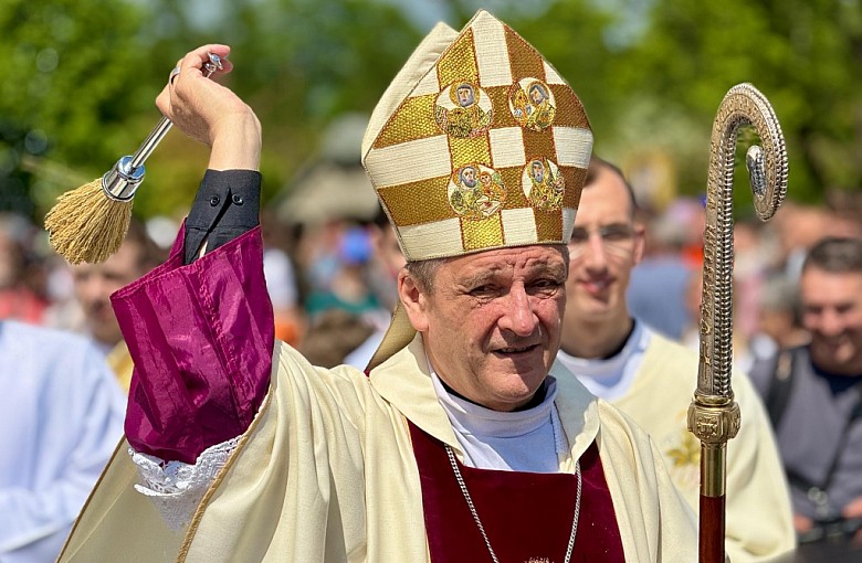 Biskup Roman Pindel apeluje do wiernych. „Nie możemy poddać się lękowi”