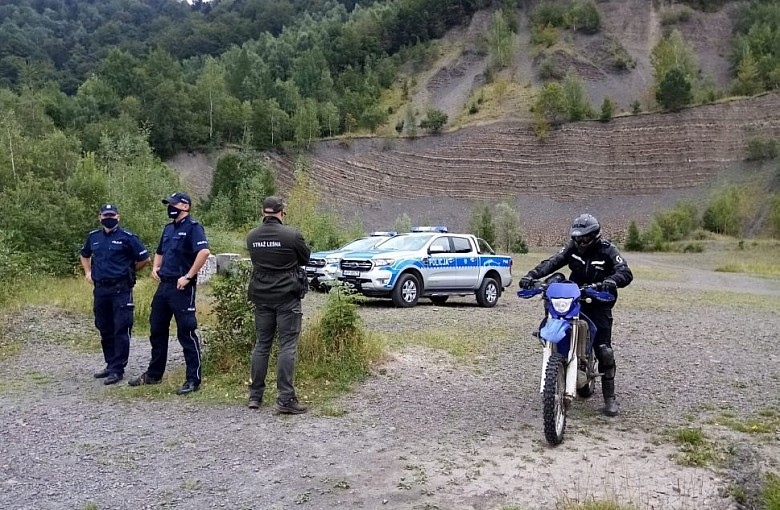 Policjanci patrolowali leśne tereny