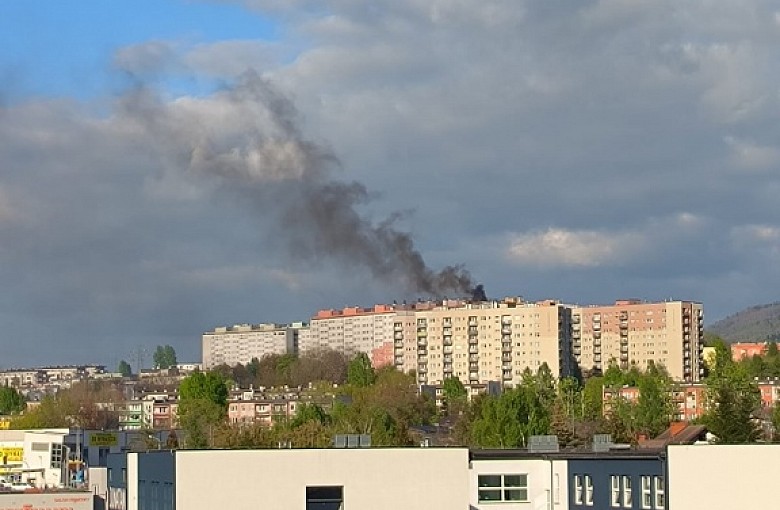 Pożar w Bielsku-Białej. Palił się dach wieżowca na osiedlu Złote Łany