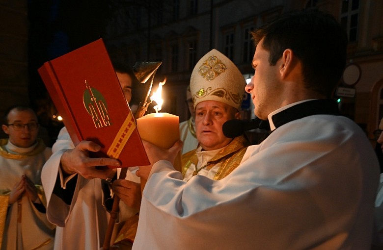 Bp Greger: zwycięstwo Chrystusa nad śmiercią to najważniejsza godzina całej historii