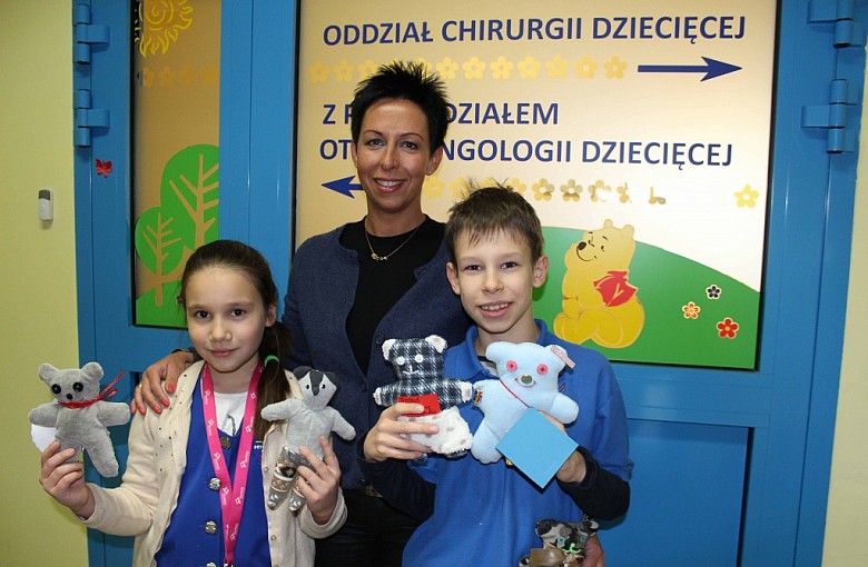 Wręczali misie pacjentom