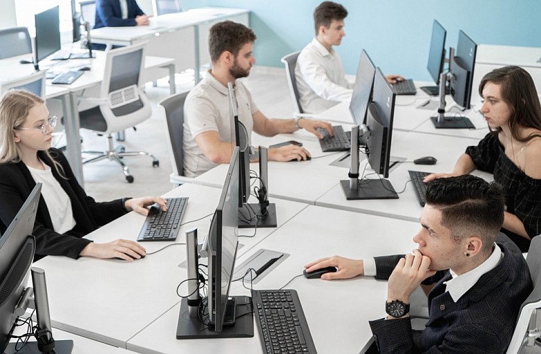 Równowaga między działalnością nierejestrowaną a etatowym zatrudnieniem: Nowoczesne podejście do pracy w 2024