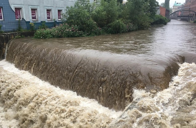 Bielsko-Biała. Woda w rzekach w górę. Ostrzeżenie meteo