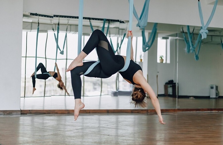 Jak aerial dance wpływa na rozwój siły i koordynacji?