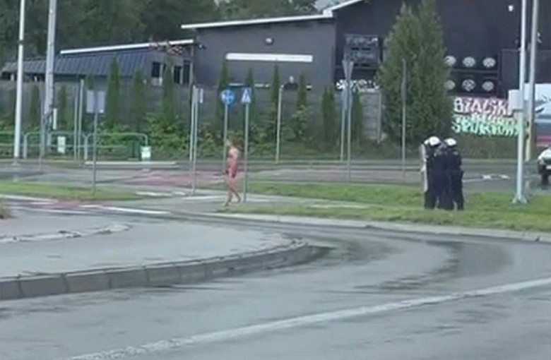 Nagi mężczyzna z niebezpiecznym narzędziem na ulicach Bielska-Białej! Wskoczył na maskę auta