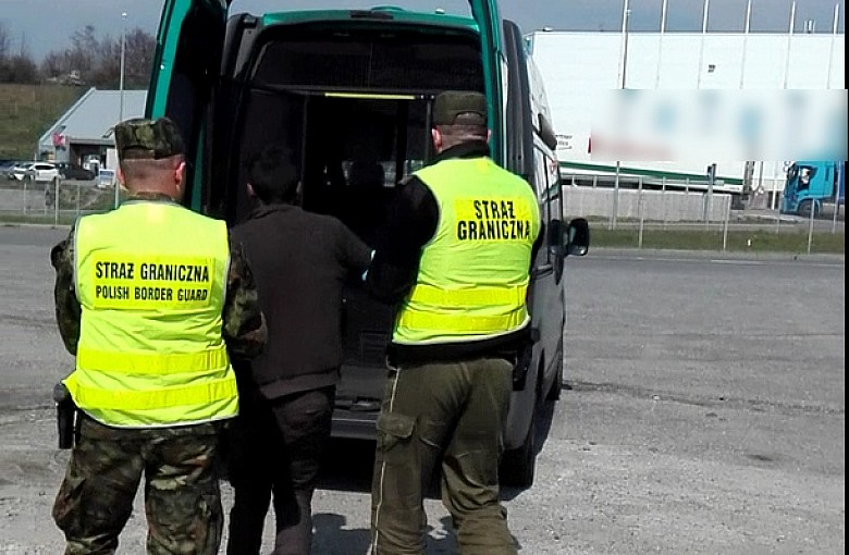 Afgańczycy ukryci w naczepie ciężarówki nielegalnie przyjechali do Polski