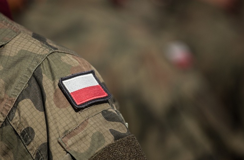 Czy mundur przyciąga?