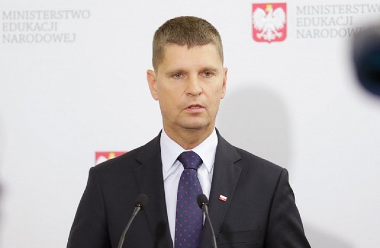 Piontkowski: nie będzie obowiązku zasłaniania nosa i ust w miejscach wspólnych w każdej szkole