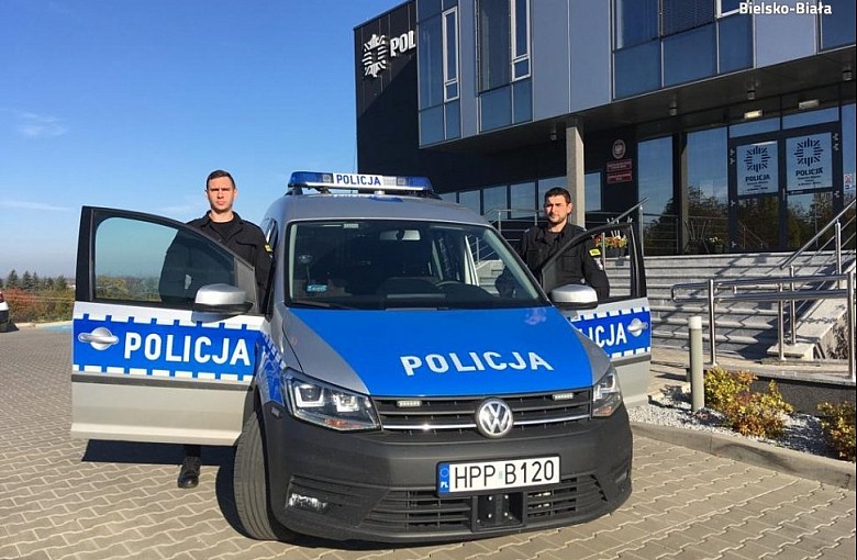 Uratowali kobietę z płonącego samochodu